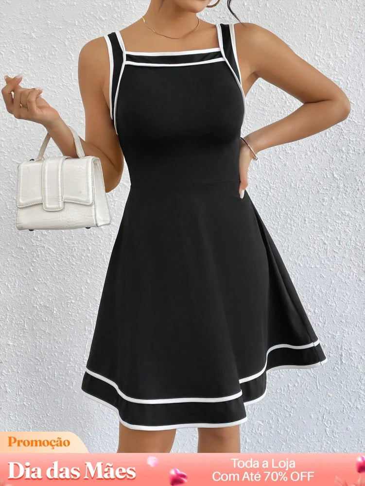 Vestido Rodado com Recortes Brancos Delicados Vestido Rodado com Recortes Brancos Delicados